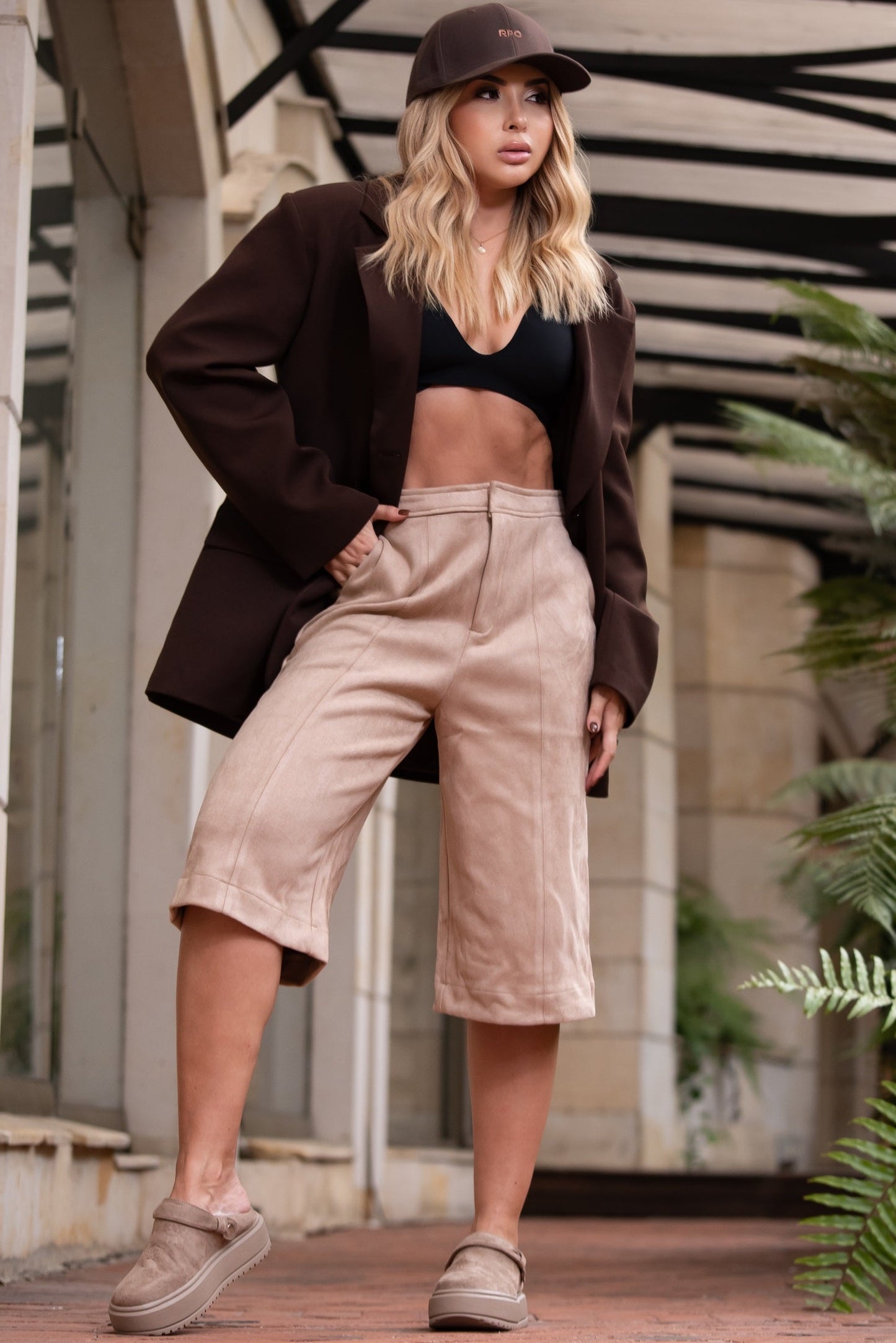 Zuecos CELINA de Calzaristy – Comodidad acolchada y estilo casual en color camel