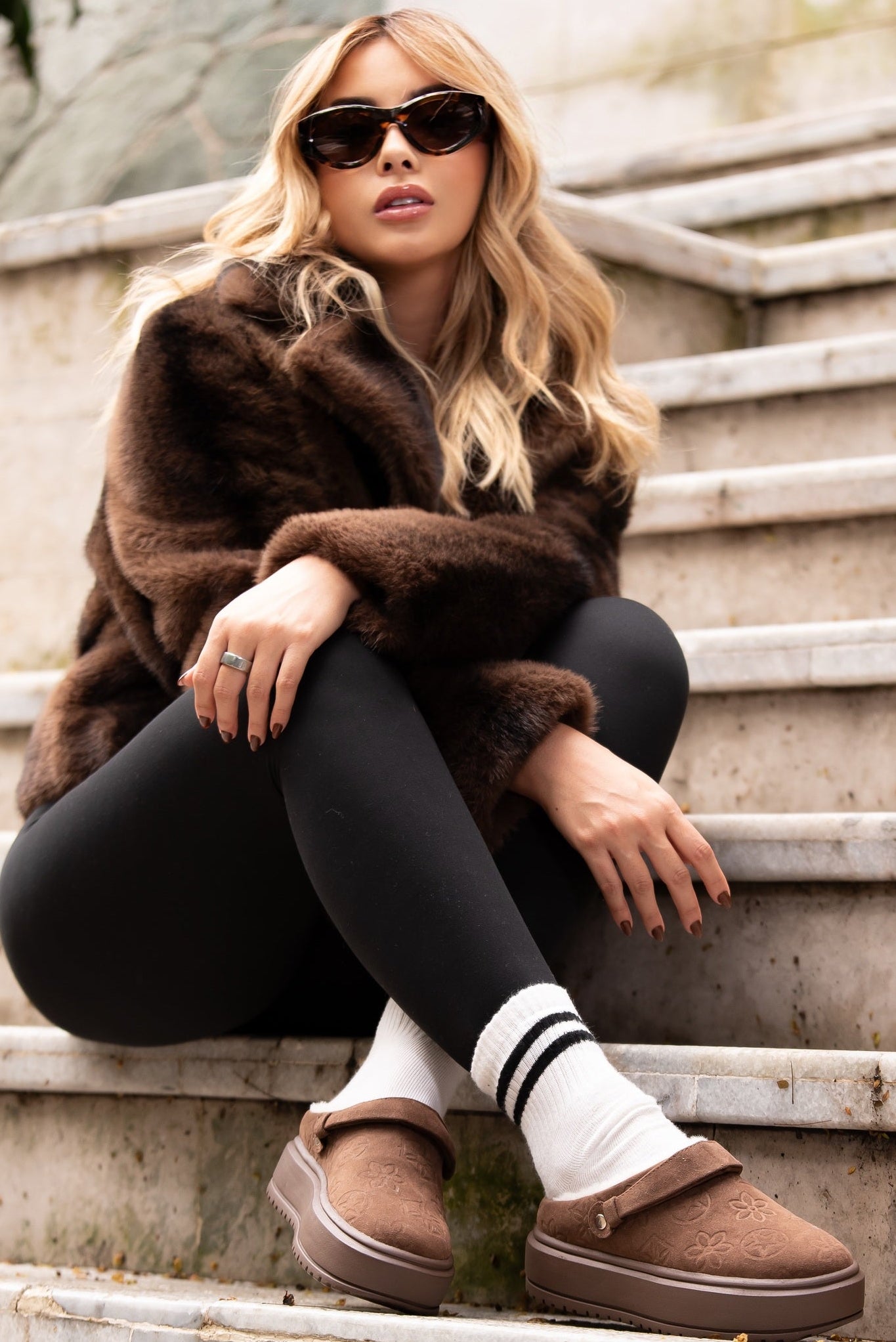 Zuecos CELINA de Calzaristy – Comodidad acolchada y estilo casual en color café