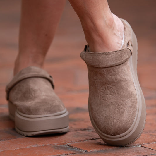 Zuecos CELINA de Calzaristy – Comodidad acolchada y estilo casual en color camel