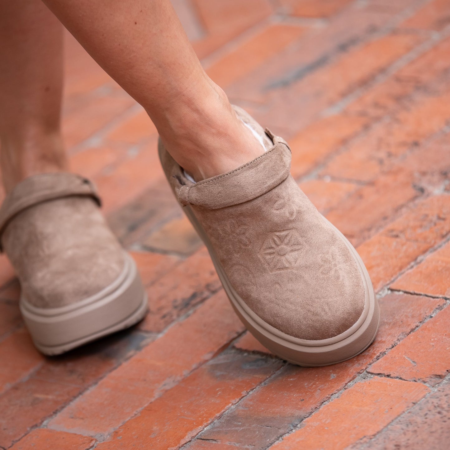 Zuecos CELINA de Calzaristy – Comodidad acolchada y estilo casual en color camel