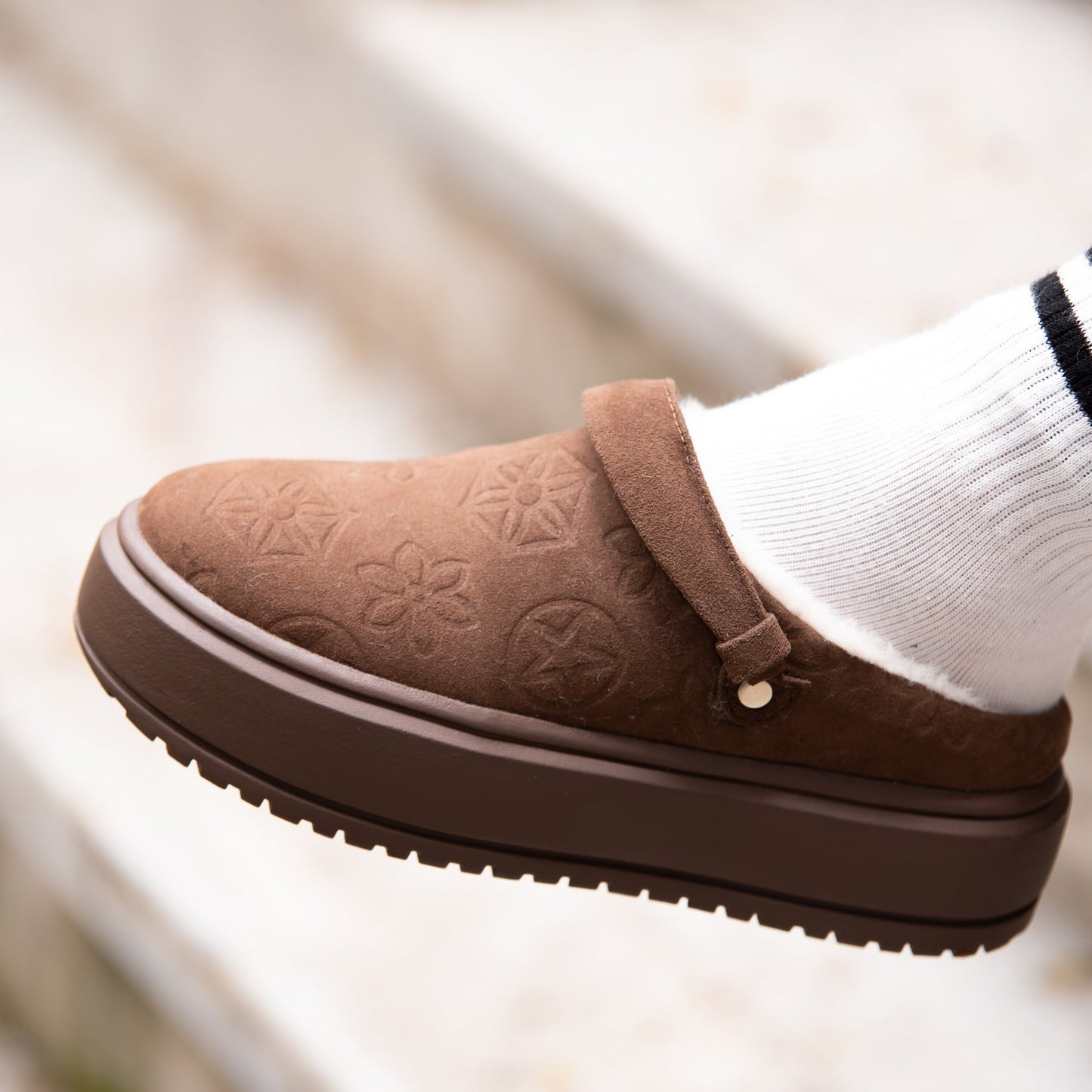 Zuecos CELINA de Calzaristy – Comodidad acolchada y estilo casual en color café