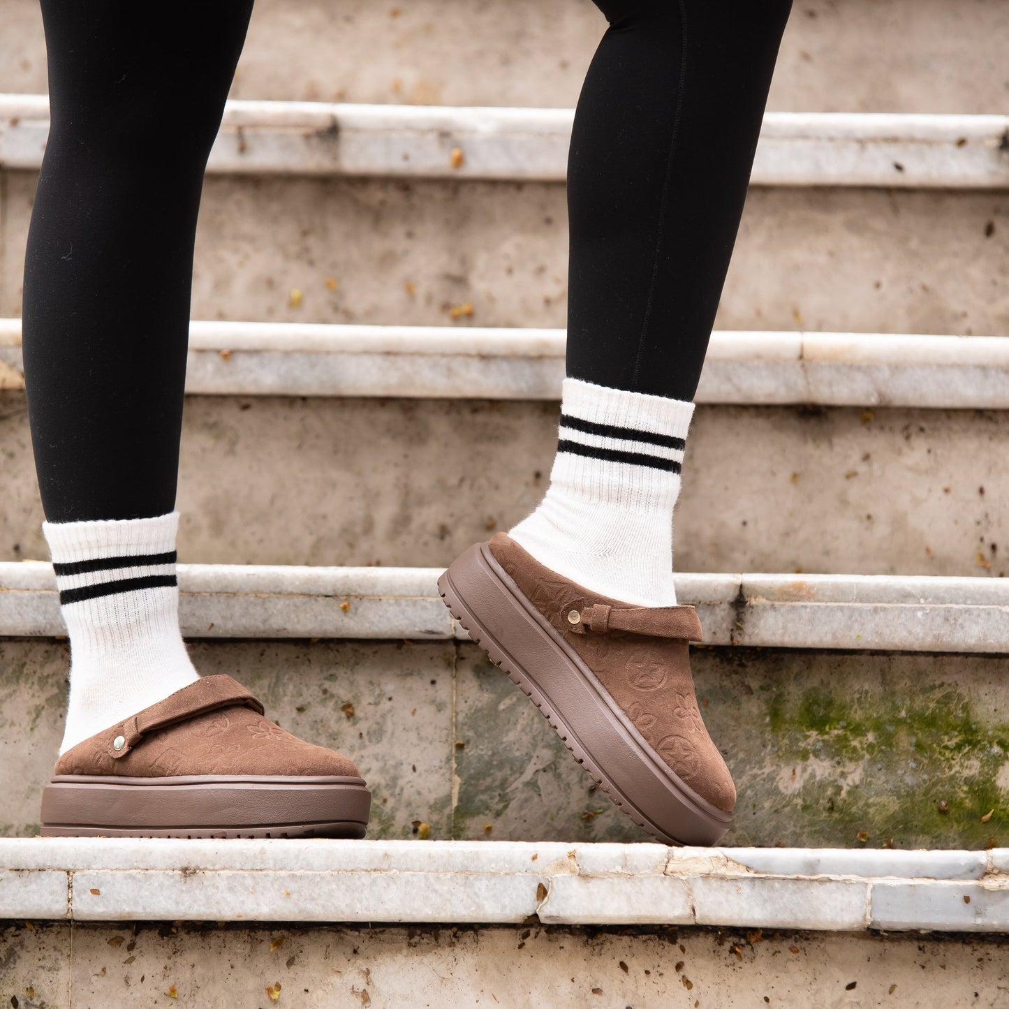 Zuecos CELINA de Calzaristy – Comodidad acolchada y estilo casual en color café