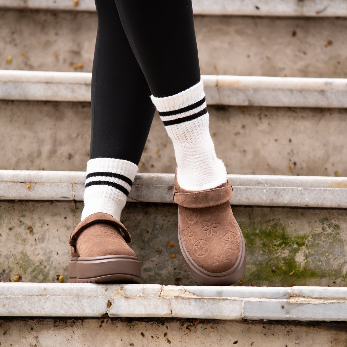 Zuecos CELINA de Calzaristy – Comodidad acolchada y estilo casual en color café