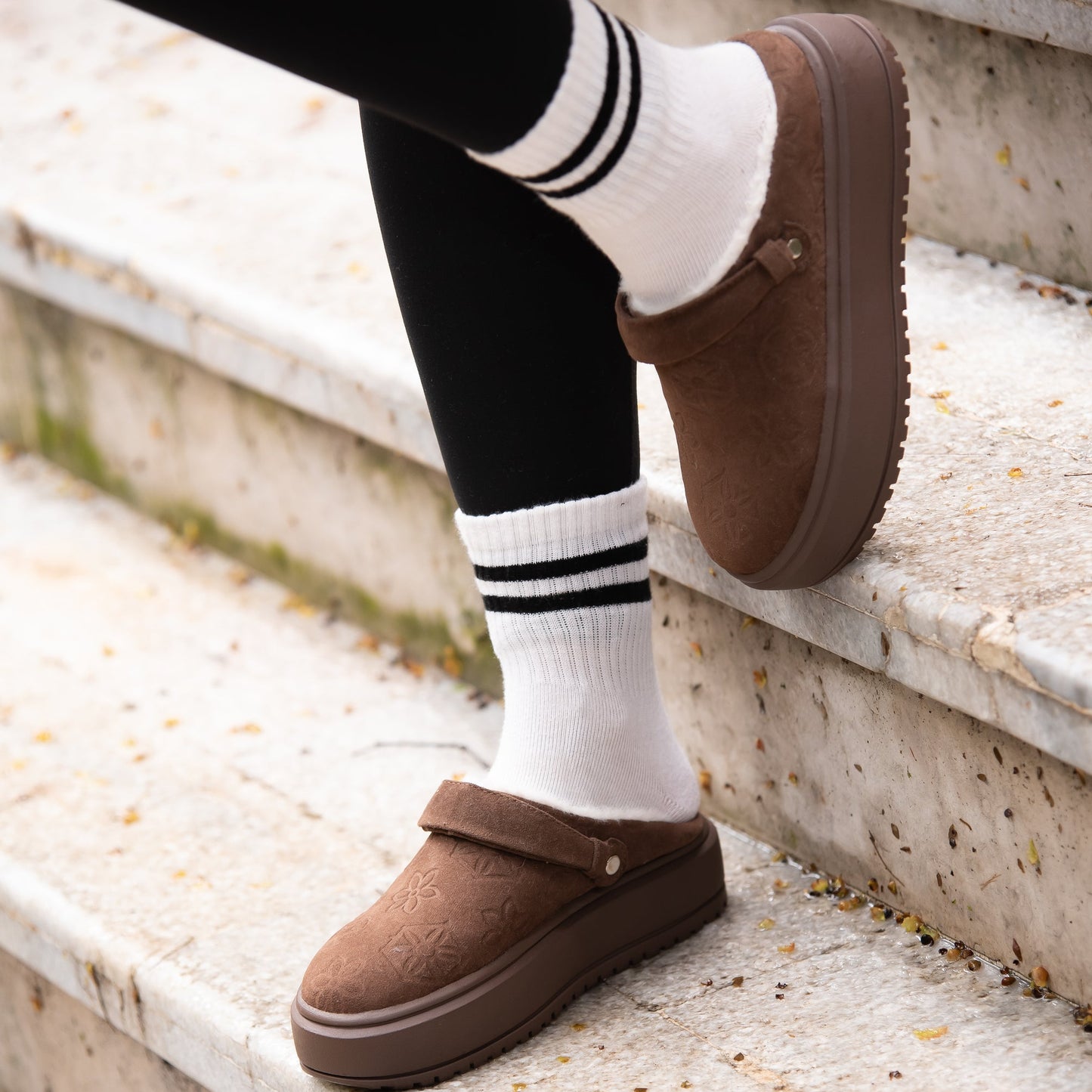 Zuecos CELINA de Calzaristy – Comodidad acolchada y estilo casual en color café