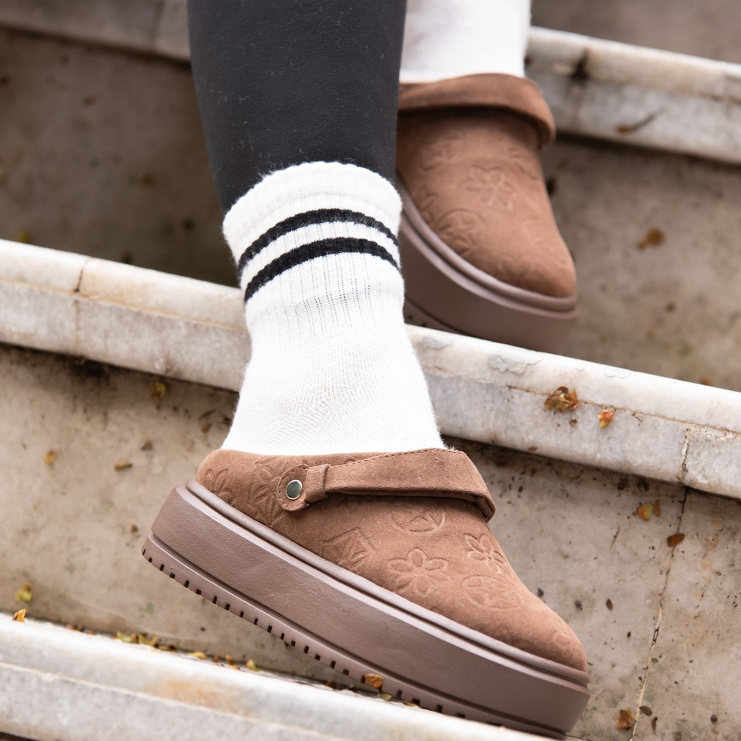 Zuecos CELINA de Calzaristy – Comodidad acolchada y estilo casual en color café