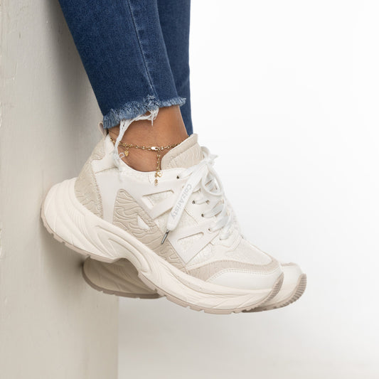 Tenis blanco PETRA de CalzAristy estilo urbano con diseño robusto y máxima comodidad
