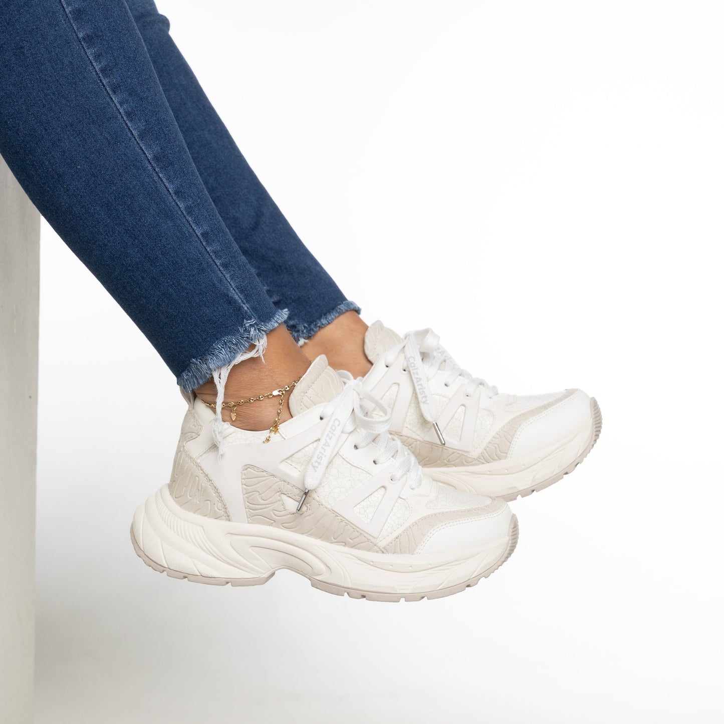 Tenis blanco PETRA de CalzAristy estilo urbano con diseño robusto y máxima comodidad