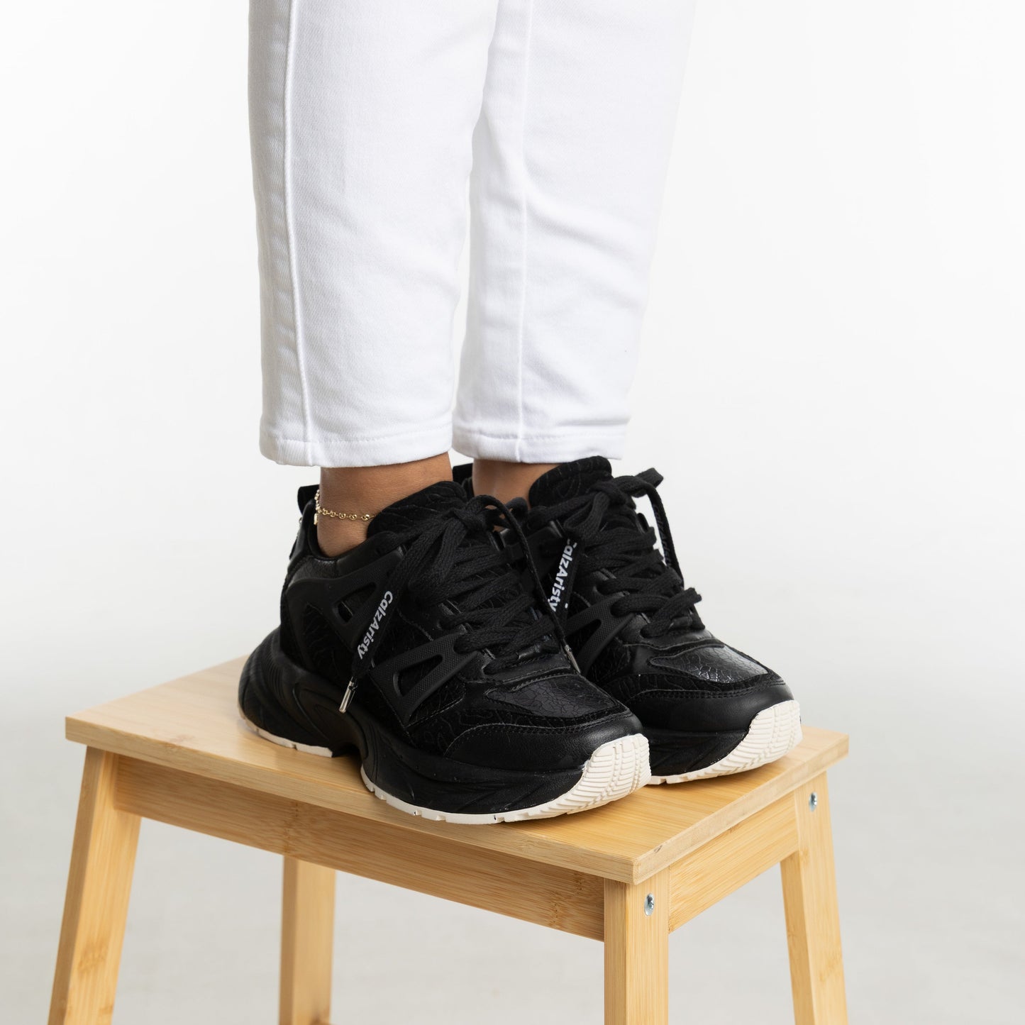Tenis negro PETRA de CalzAristy estilo urbano con diseño robusto y máxima comodidad