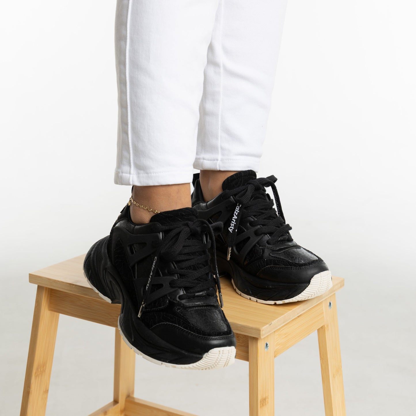 Tenis negro PETRA de CalzAristy estilo urbano con diseño robusto y máxima comodidad