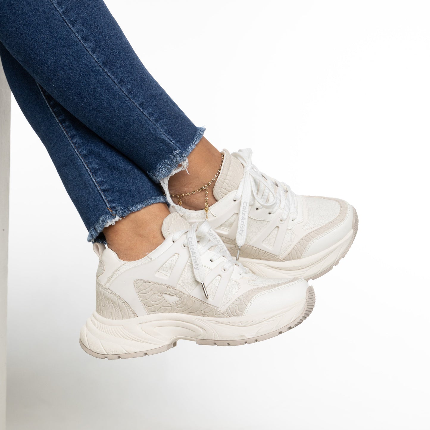 Tenis blanco PETRA de CalzAristy estilo urbano con diseño robusto y máxima comodidad