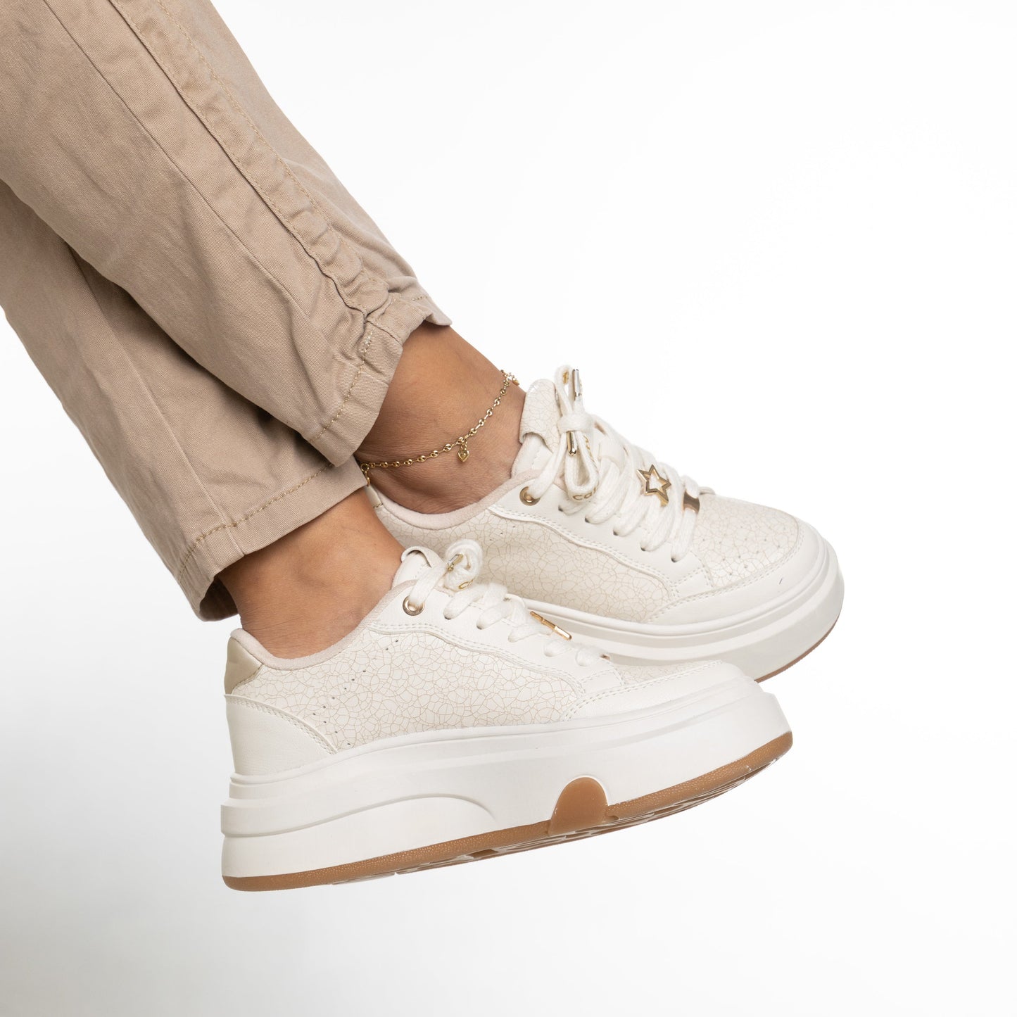 Tenis Plataforma ELISA Beige con Detalles Dorados | CalzAristy Colombia