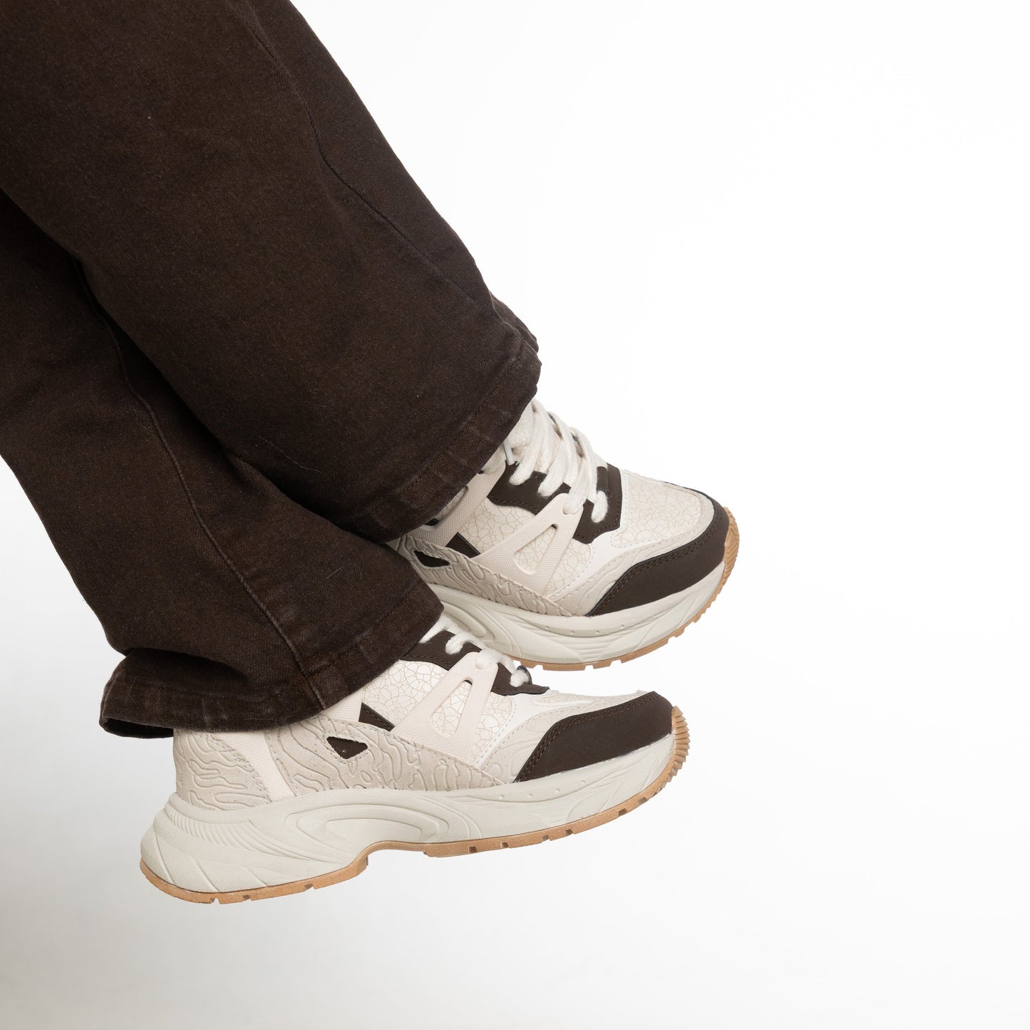 Tenis beige PETRA de CalzAristy estilo urbano con diseño robusto y máxima comodidad