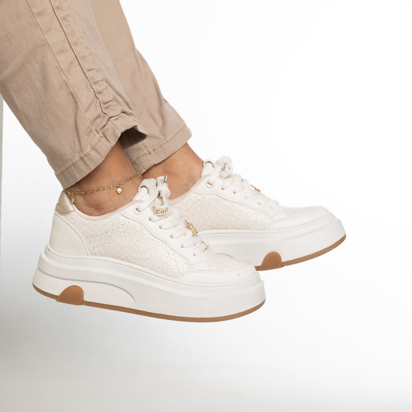 Tenis Plataforma ELISA Beige con Detalles Dorados | CalzAristy Colombia