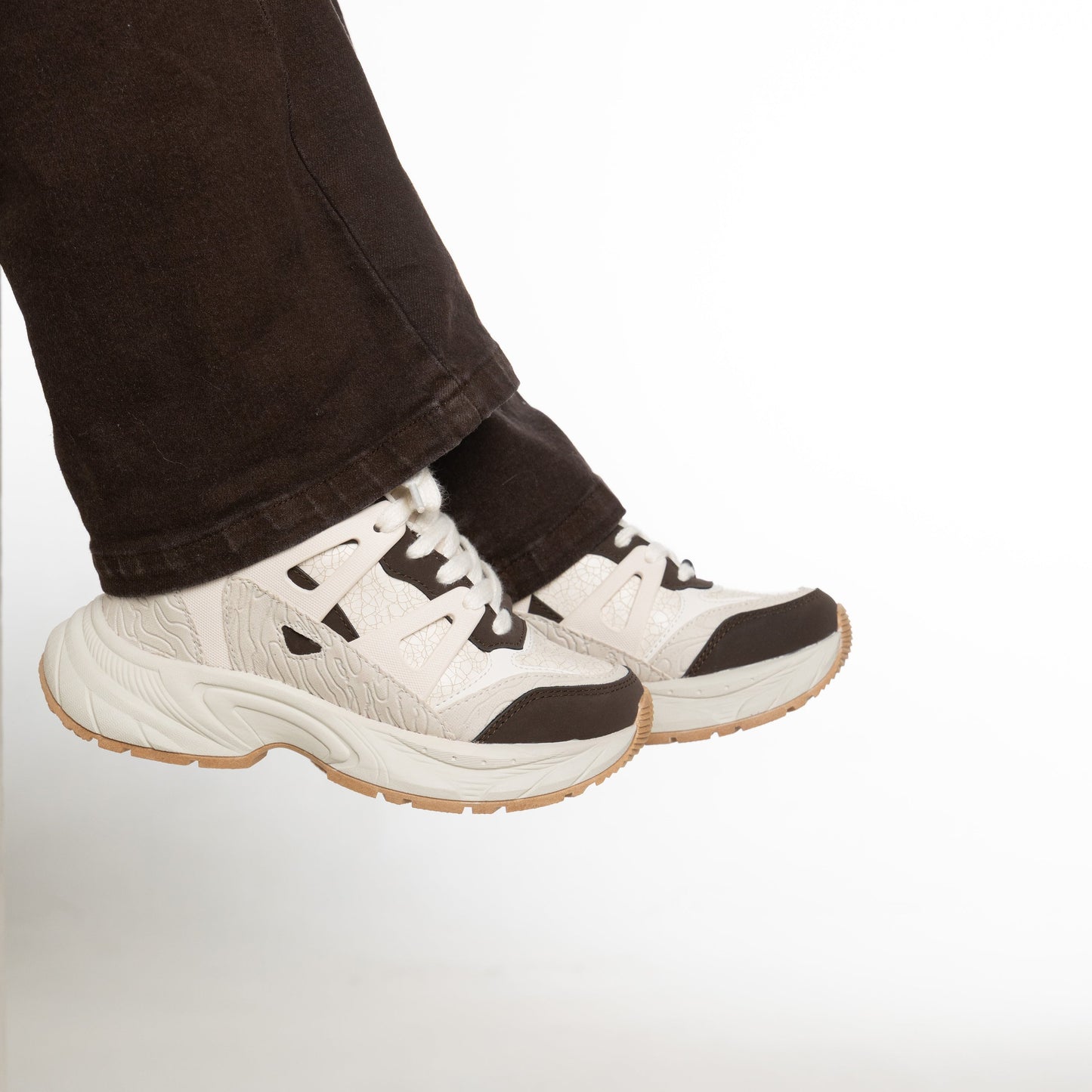Tenis beige PETRA de CalzAristy estilo urbano con diseño robusto y máxima comodidad