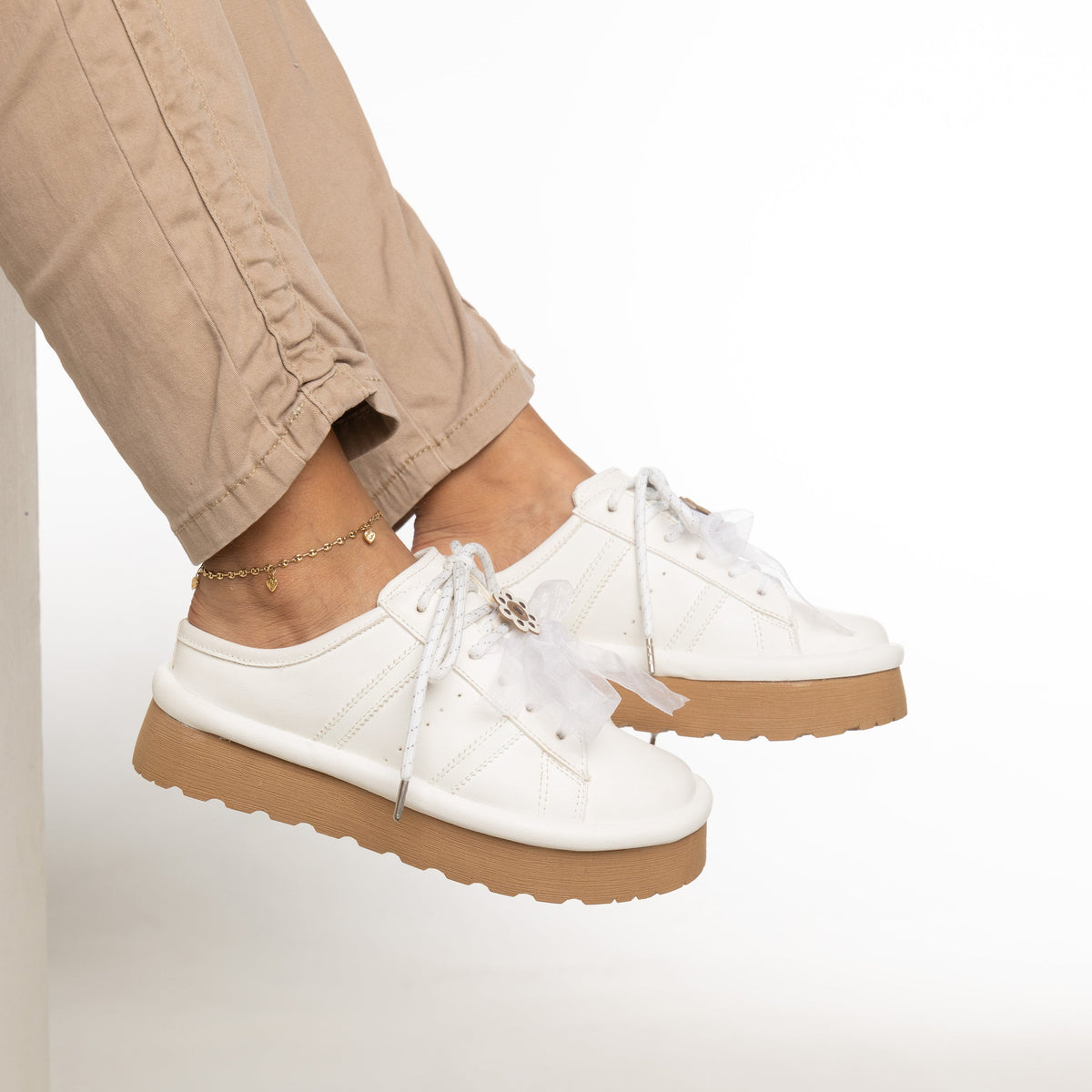 Suecos Julieta color Blancos con Plataforma y Dijes de Perlas