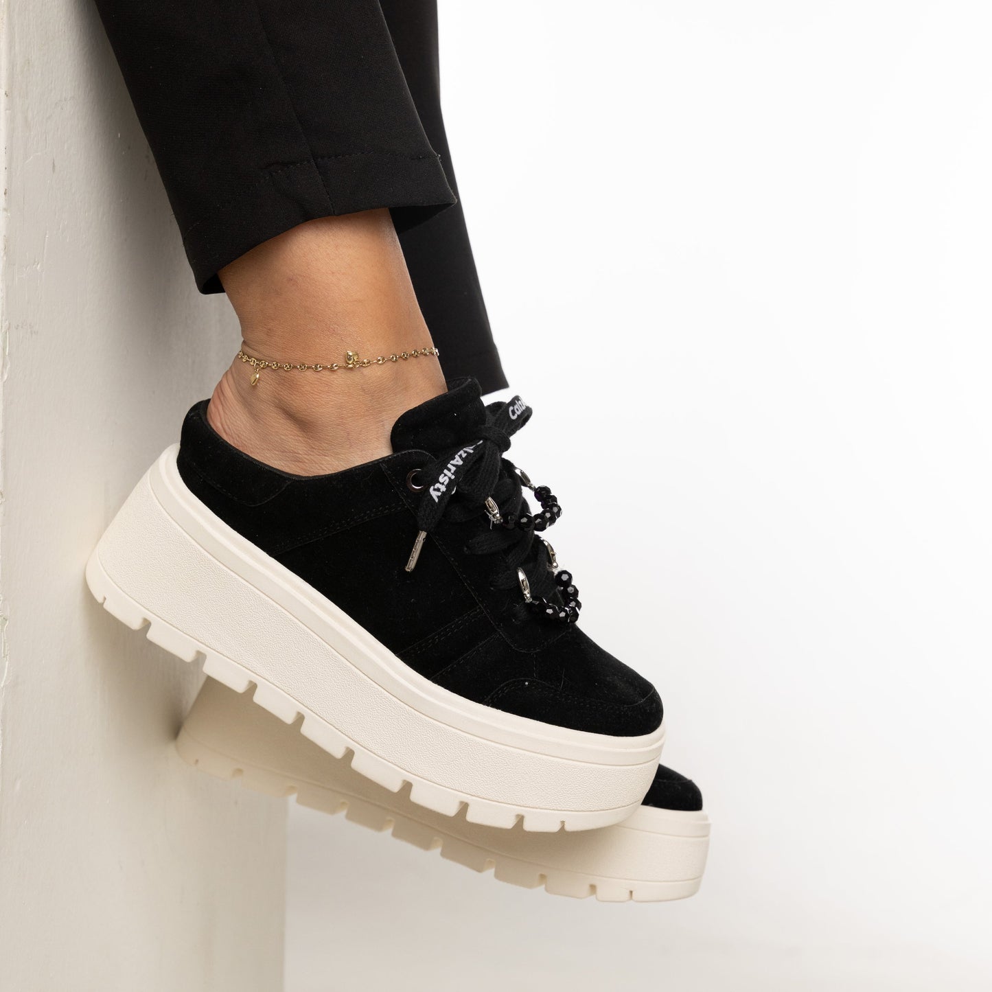 Suecos negro plataforma OLIVIA de CalzAristy con detalles en perlas – comodidad y estilo femenino