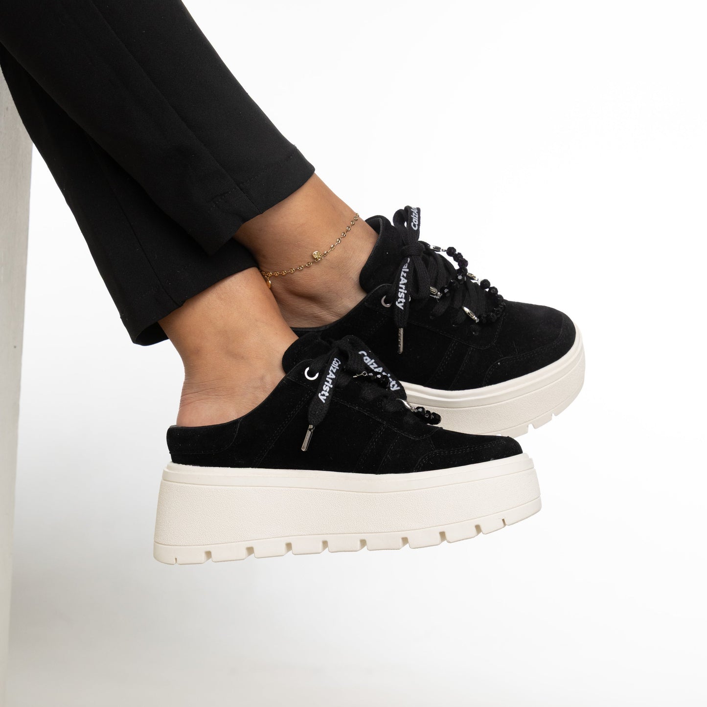Suecos negro plataforma OLIVIA de CalzAristy con detalles en perlas – comodidad y estilo femenino