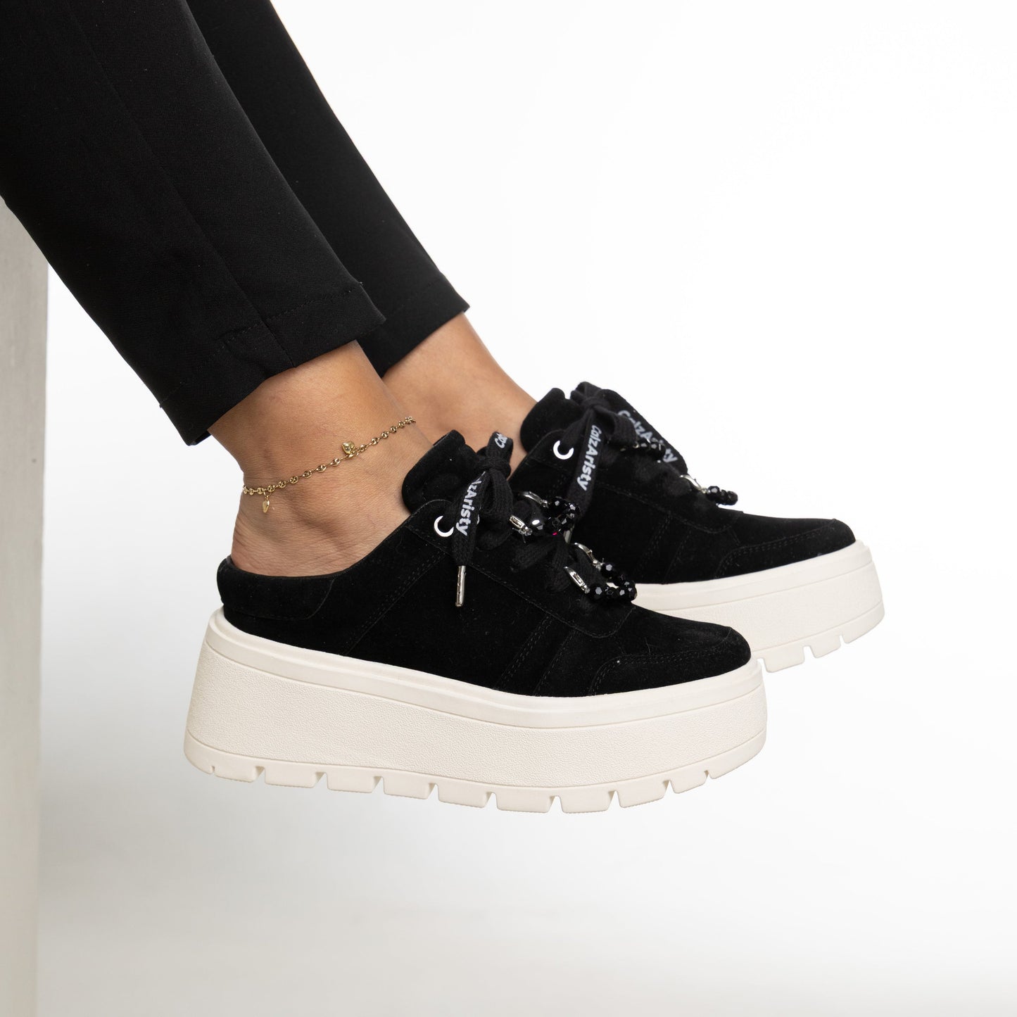 Suecos negro plataforma OLIVIA de CalzAristy con detalles en perlas – comodidad y estilo femenino