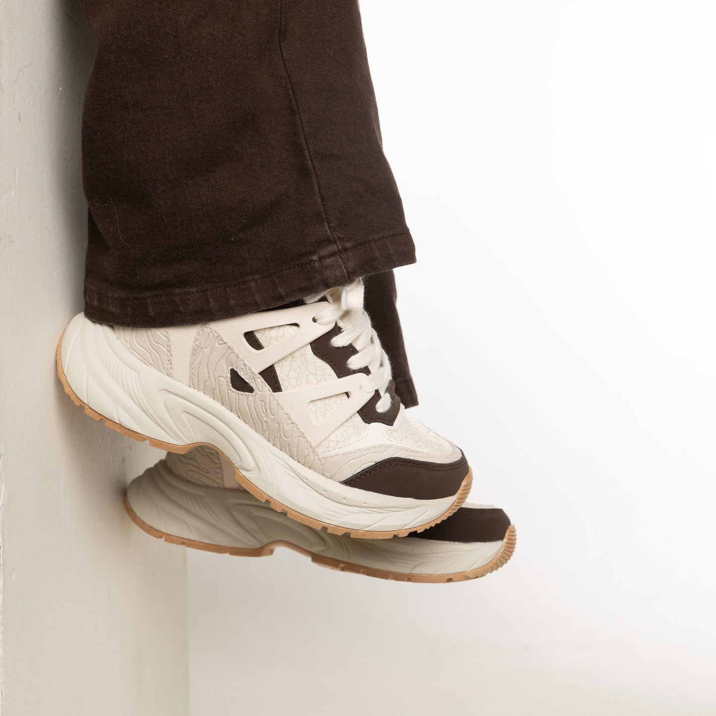 Tenis beige PETRA de CalzAristy estilo urbano con diseño robusto y máxima comodidad