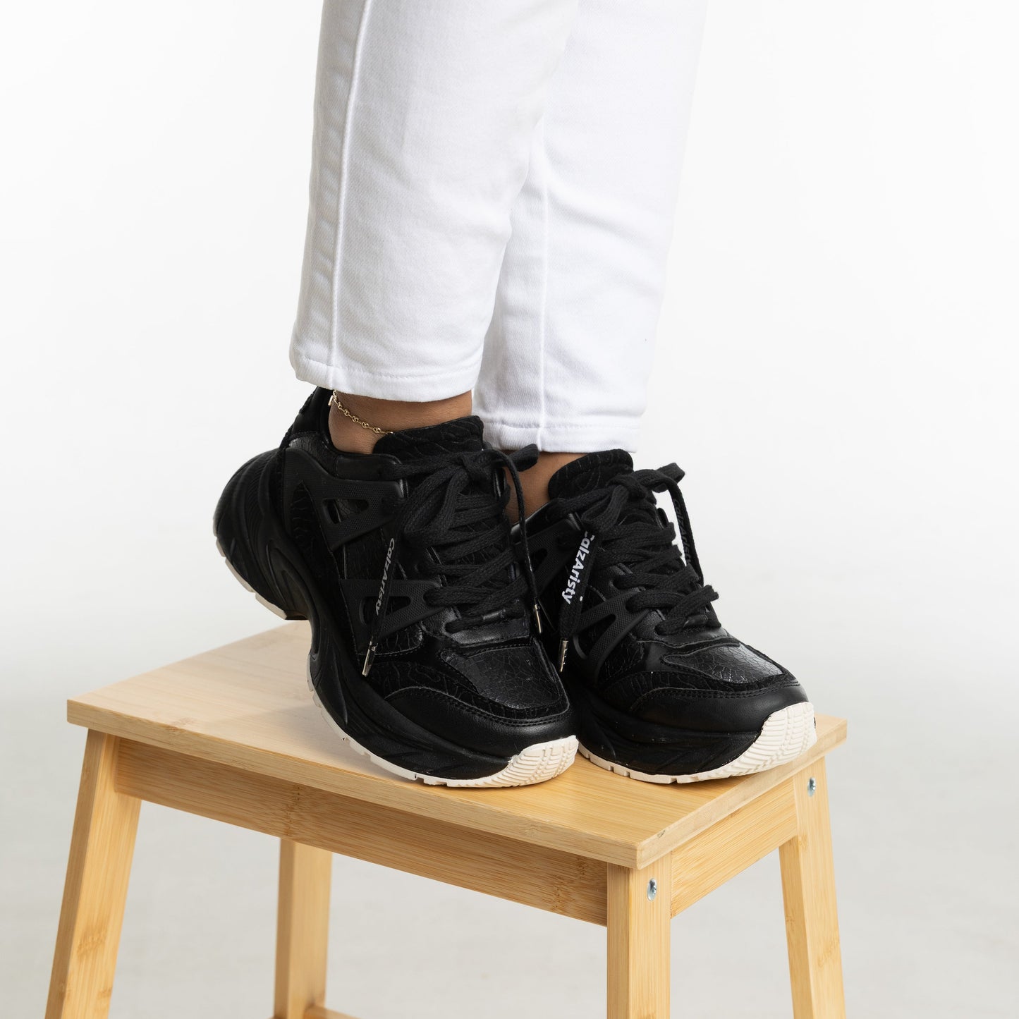 Tenis negro PETRA de CalzAristy estilo urbano con diseño robusto y máxima comodidad
