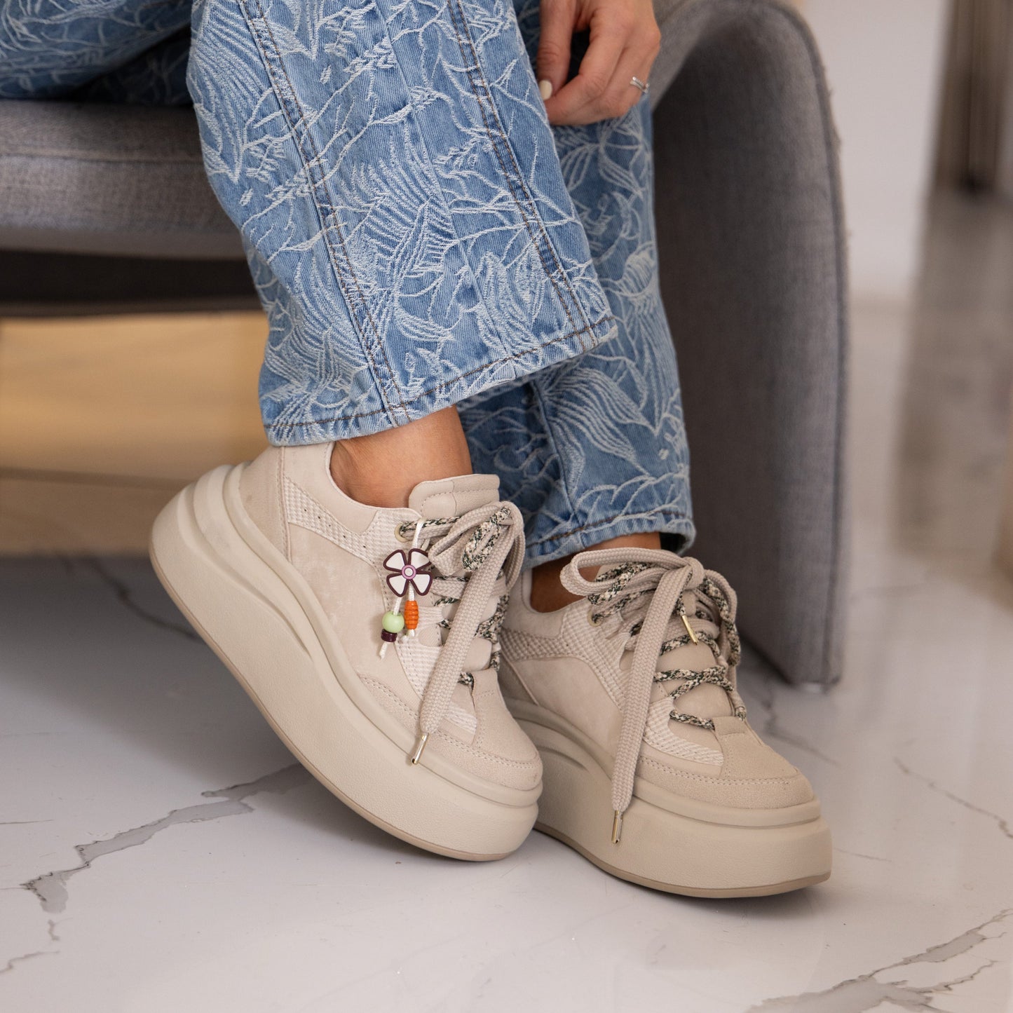 Tenis CLEO en carnaza beige con plataforma – Estilo urbano y máxima comodidad | CalzAristy