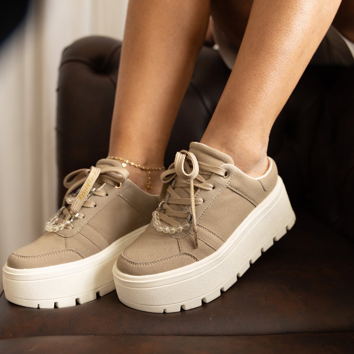 Suecos camel plataforma OLIVIA de CalzAristy con detalles en perlas – comodidad y estilo femenino