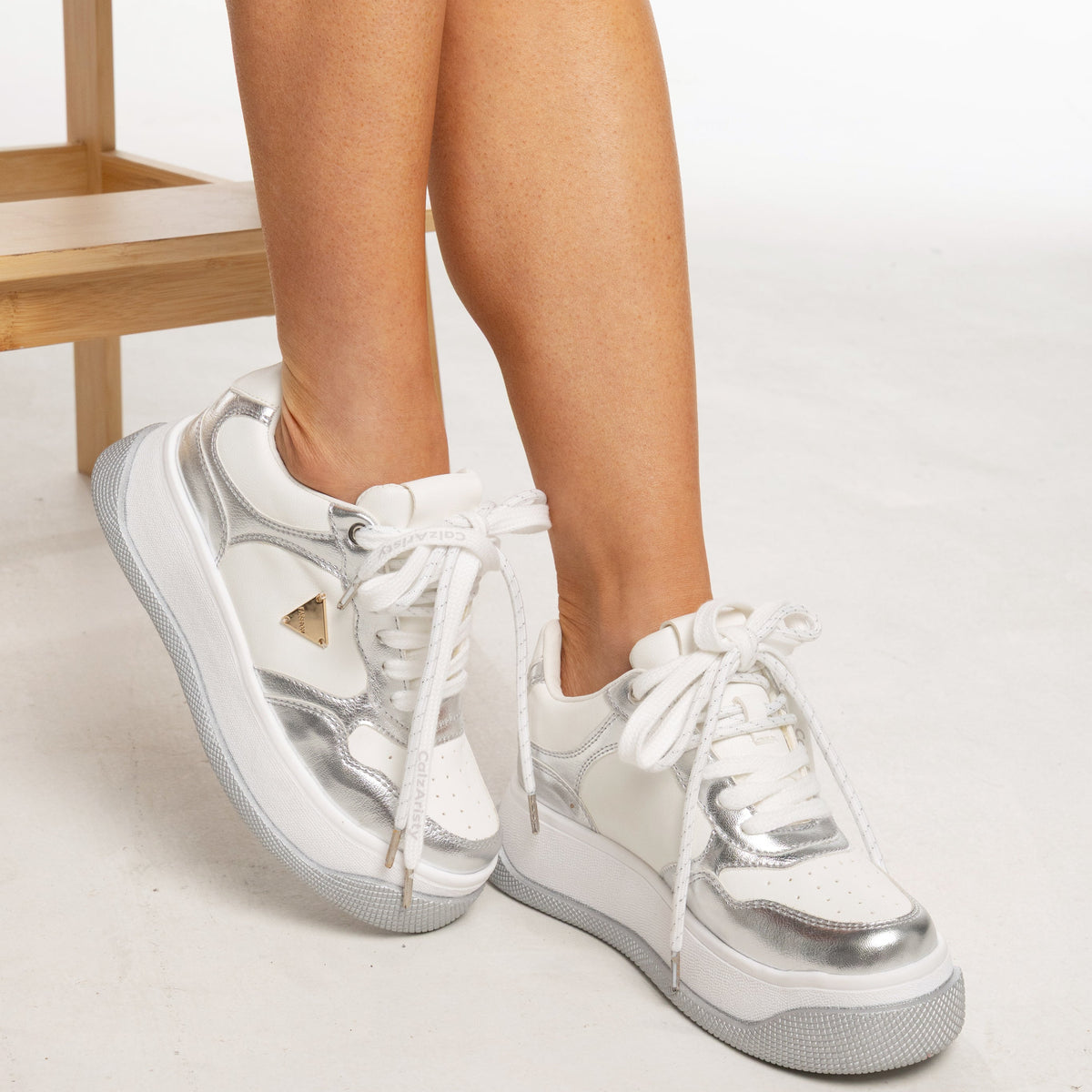 Alessia – tenis Chunky Blanco y plataeado con Detalle Dorado