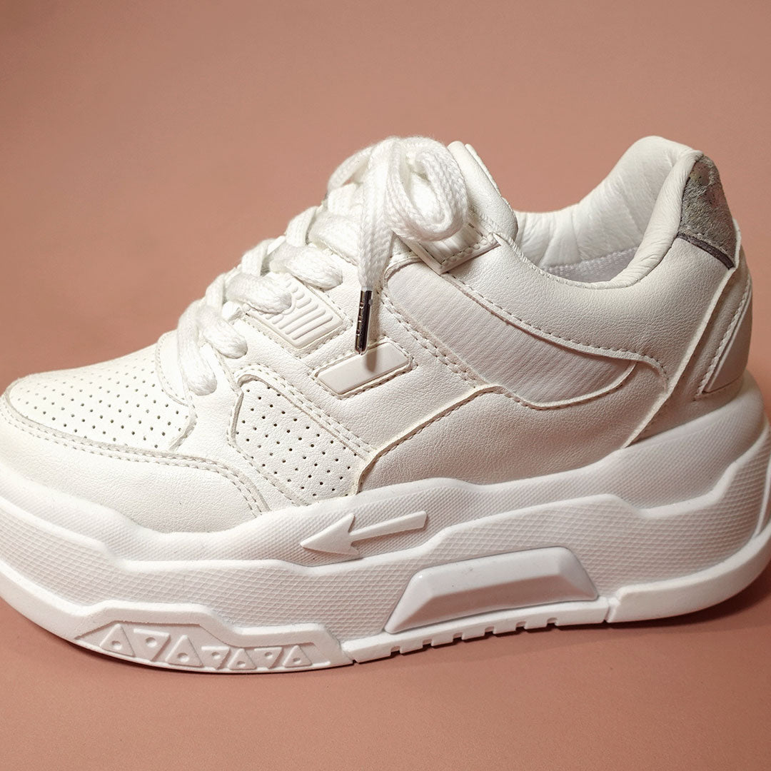 Zapatos De Mujer CalzAristy NILA Blanco – Elegancia Casual con Brillo Propio