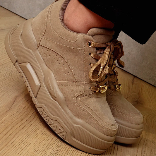 Tenis casuales con plataforma y dijes metálicos DERBY Camel