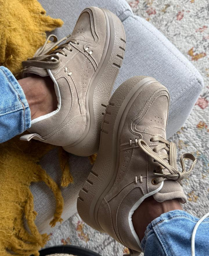Tenis casuales con detalles manuales y contraste con la suela SABINA Camel