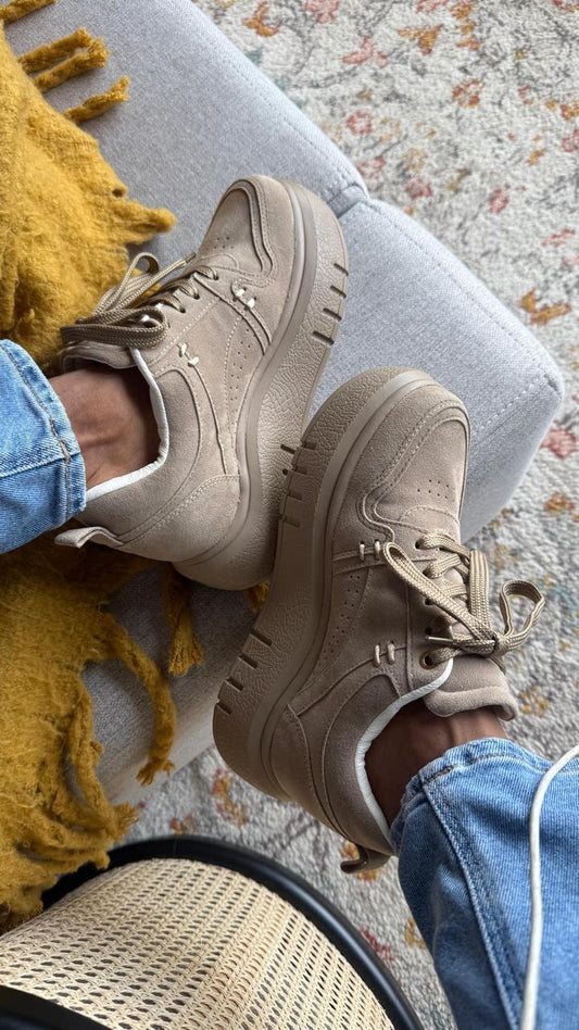 Tenis casuales con detalles manuales y contraste con la suela SABINA Camel